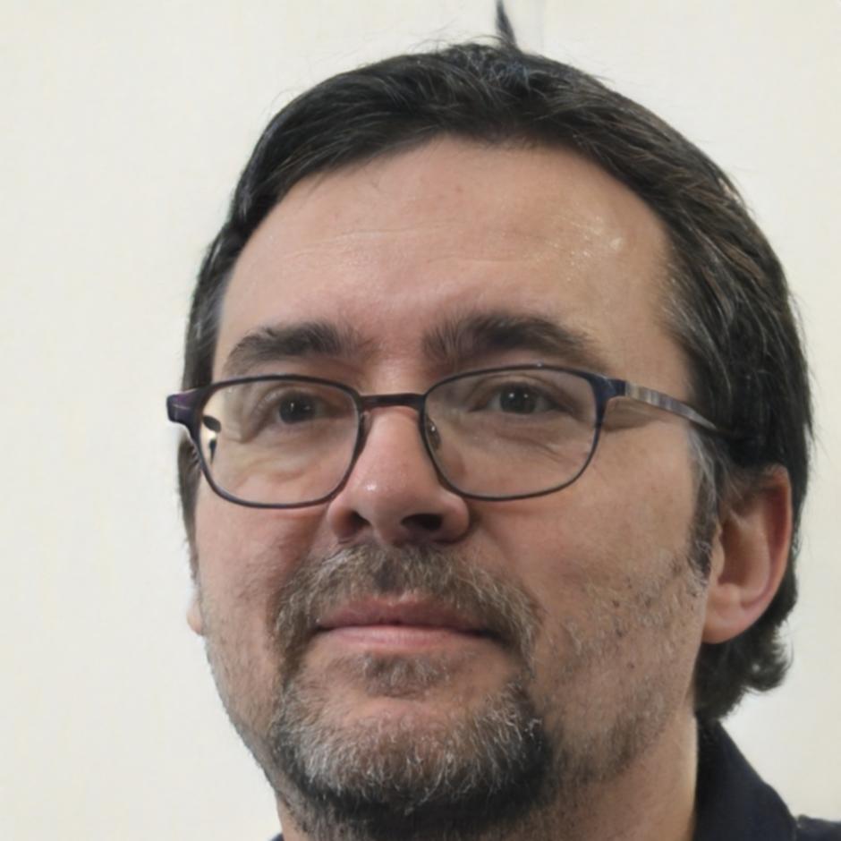 Retrato profesional de Gaspar Mendizábal, director de contenidos educativos